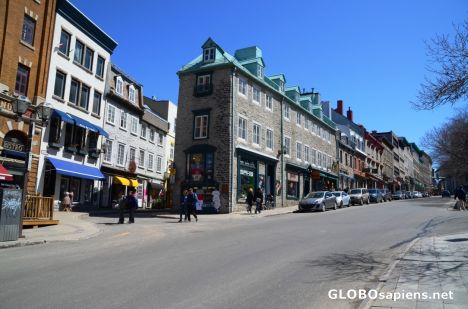 Postcard Qebec City (CA,QC) - is this building narrow?