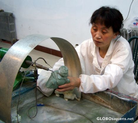 Washing the jade after the polishing