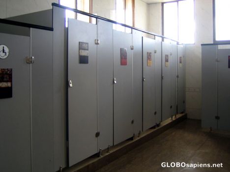 Postcard Travel to stand a toilet