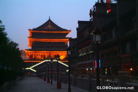 Postcard Xi'an (CN) - Drum Tower and some old-ish shops