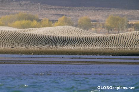 Postcard dunes on the Tsang Po river's bank