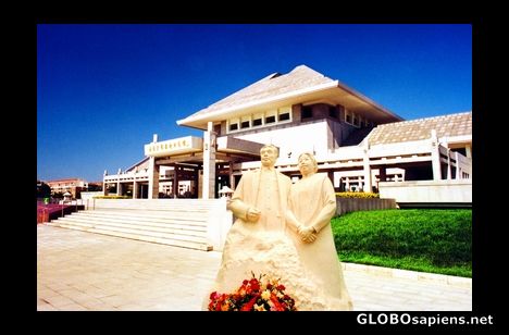 Postcard Zhou_enlai and Deng_tingchao's museum in memory