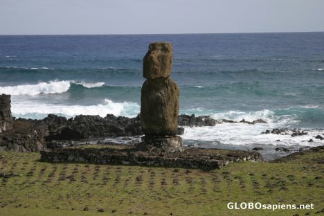 Postcard Moai aislado en el ahu de Tahai cerca de Hanga Roa