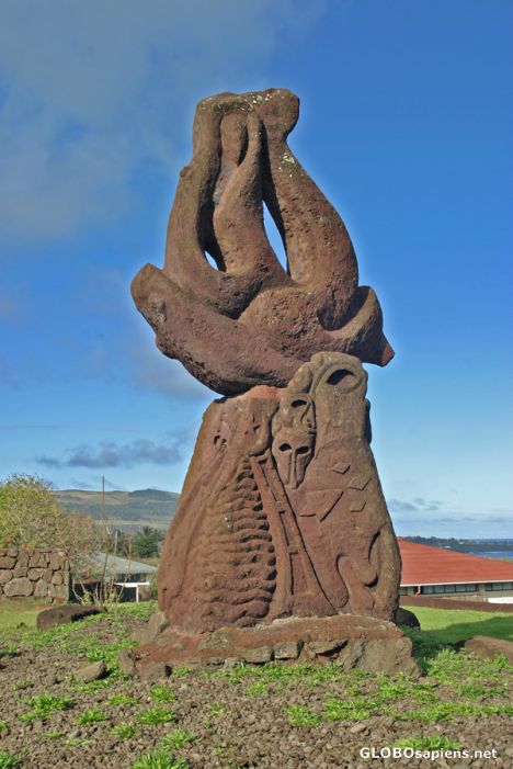 Postcard Escultura de piedra roja cerca del museo