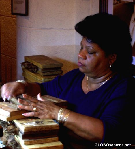 Postcard Making the famous Cuban cigars
