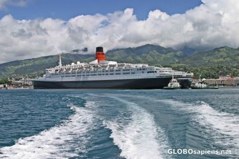 Postcard Queen Elizabeth 2 at Papeete