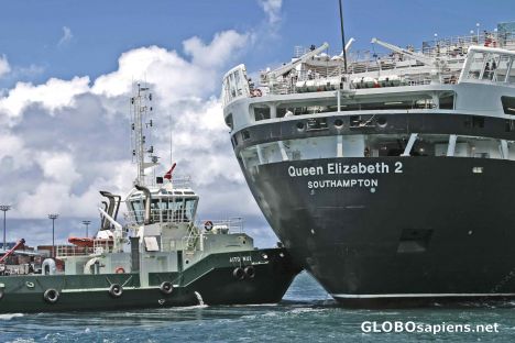 Postcard Queen Elizabeth 2 at Papeete