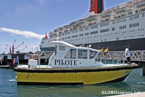 Postcard Queen Elizabeth 2 at Papeete