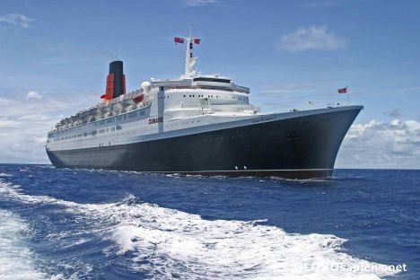Postcard Queen Elizabeth 2 at Papeete