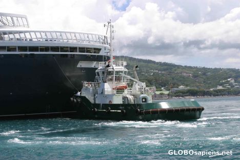 Postcard Queen Elizabeth 2 at Papeete