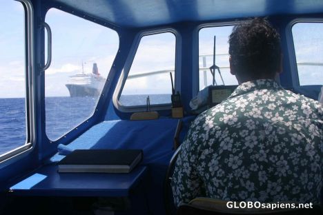 Postcard Queen Elizabeth 2 at Papeete