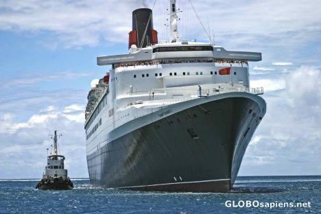 Postcard Queen Elizabeth 2: QE2 and little sister