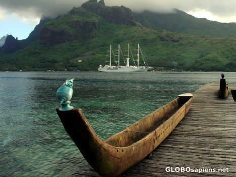Postcard Moorea - Ancestral canoe and modern liner