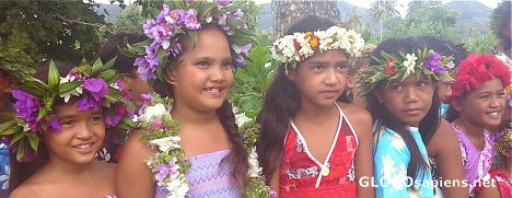 Postcard Tubuai girls