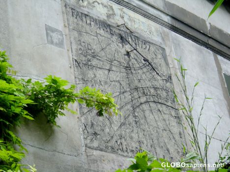 Postcard Sun dial at la Cour de l'Etoile d'Or in Paris
