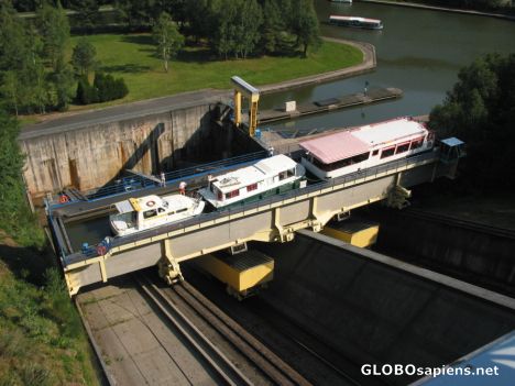 Arzviller boat-lift running