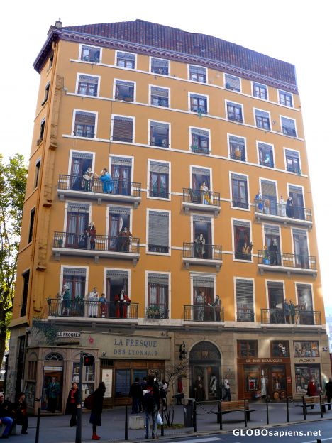 Postcard famous painted wall : le mur des Lyonnais