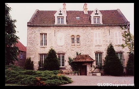 Postcard House outside of Paris.