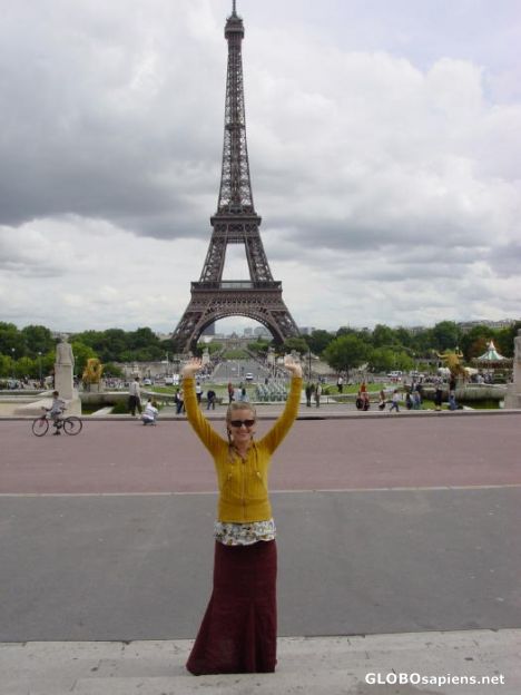 Postcard I am supporting the Eiffel Tower alone!