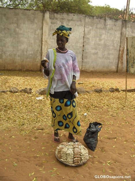 Postcard Peanuts seller