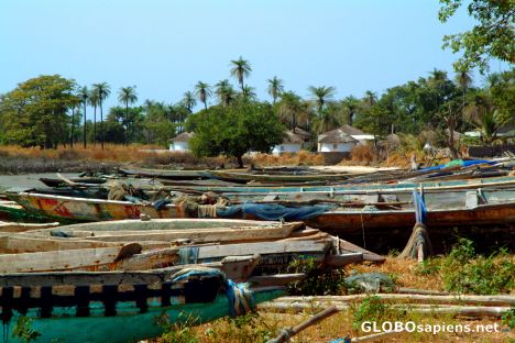 Jufureh - boats at the bank