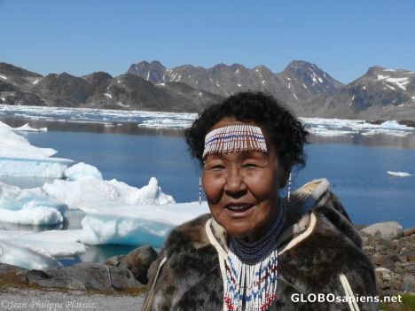 Postcard Inuit lady in traditionnal dress