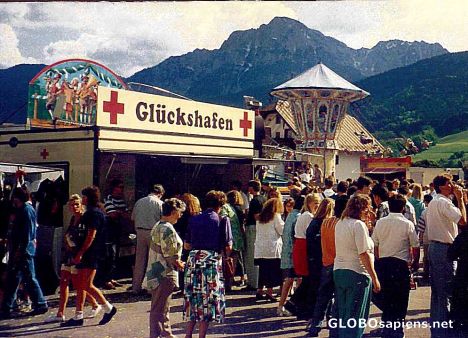Postcard Fest below a Mountain