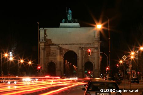 Postcard Siegestor at night