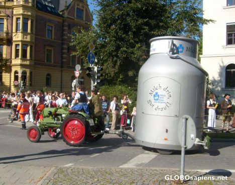 Postcard Oktoberfest Parade 08o18 Milk
