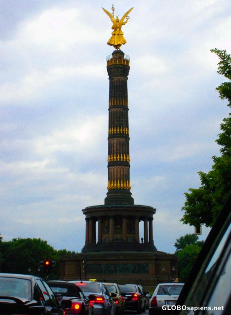Postcard Victory Column - braving the evening rushhour
