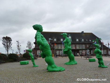 Postcard Travelling Giants in the Wind