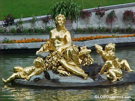 Postcard A touch of gold in the Linderhof Gardens.