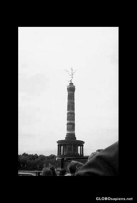 Postcard B&W picture of the few tons heavy statue