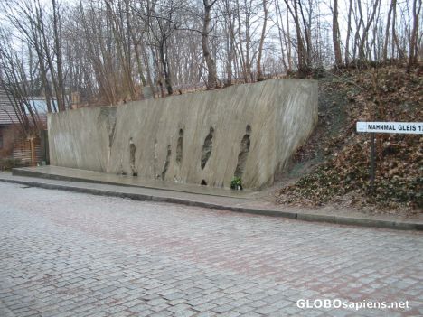 Postcard Monument adjoining Gleis 17