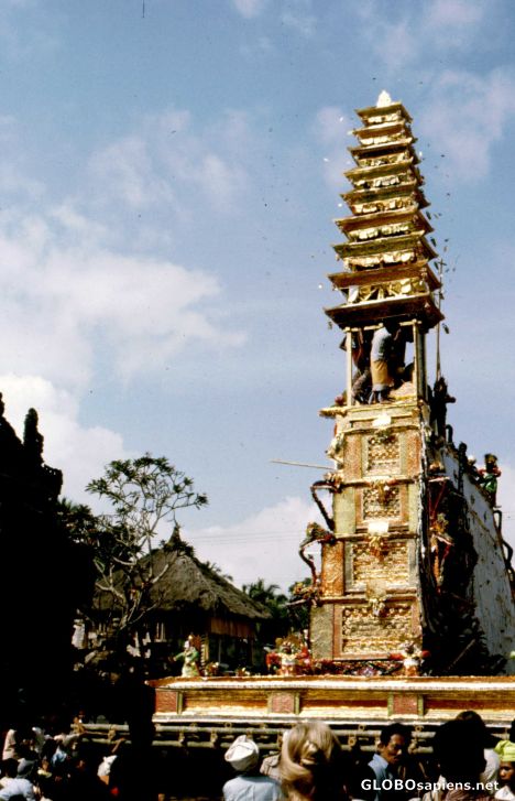 Postcard Preparation to a cremation for a superior person