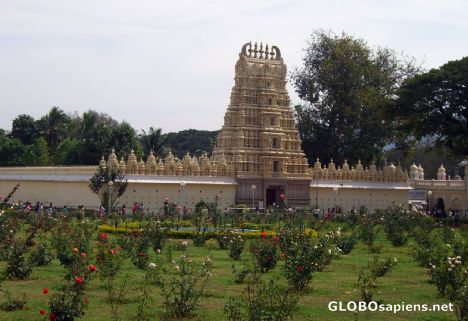 Postcard Temple at the gates of the Palace