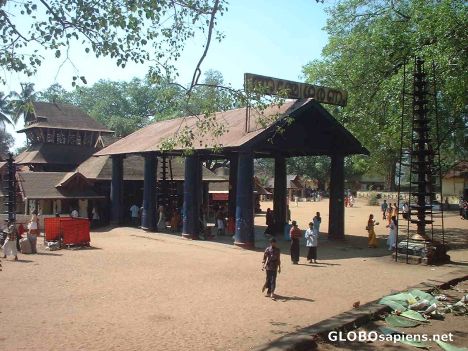 Postcard Famous temple at Kodungallore near Trichur.