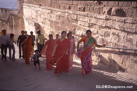 Postcard Women going to celebrate