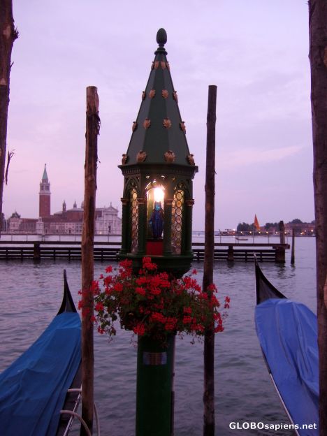 Postcard Protecting the gondoliers