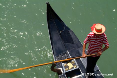 Postcard Venice (IT) - a gondolier with hat