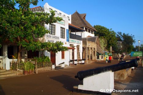 Postcard Lamu - old cannons in the harbour