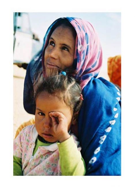 Postcard Woman and child in Sahara