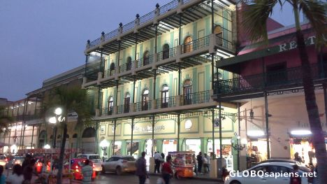 Plaza de la Libertad in the evening
