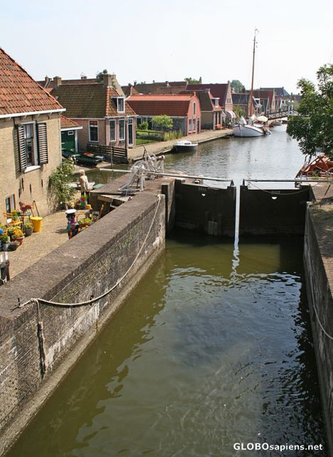 Postcard Lock to regulate the water level