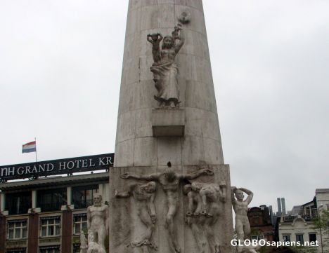 Postcard National Monument - Detail