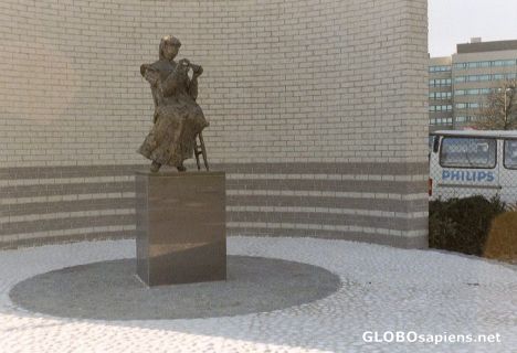 Postcard Statue of girl making Philip lamps