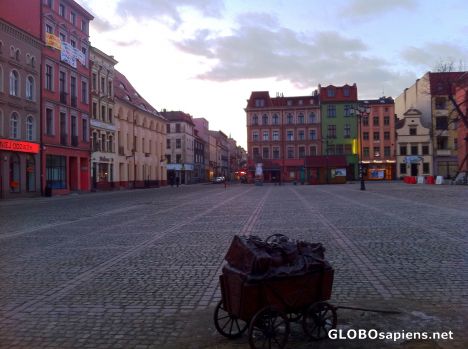 Postcard Torun (PL) - Scuplture of a cart on New Town Sq