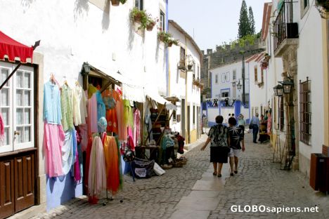 Postcard Obidos, Distrito de Leiria, uma ruela branca