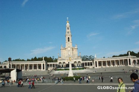 The main esplanade with pilgrims