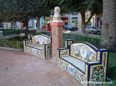 Postcard The benches and the lion
